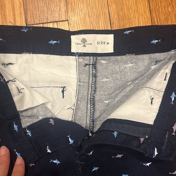 Adorable boys shark print khaki shorts in navy blue size 4 - Picture 2 of 3